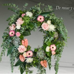 Corona de rosas y verdes