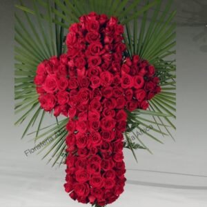 Cruz de rosas naturales para despedida funeral Madrid